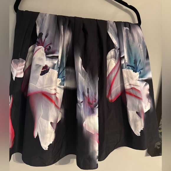 Y2K Bebe A-Line Midi Skirt, Black With Floral Print, Lined, Women’s Size 0 - Picture 2 of 5